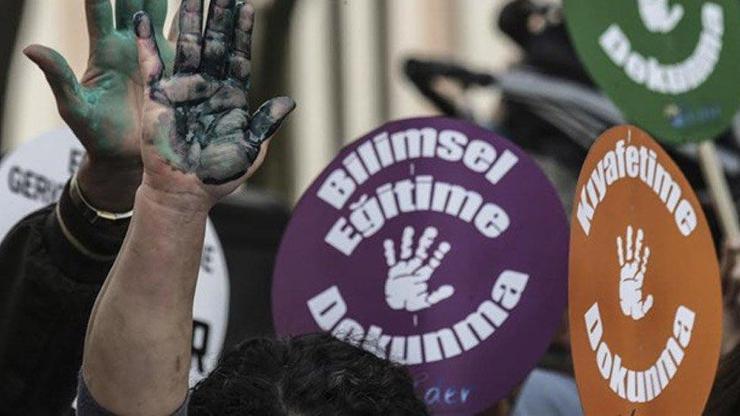 Milli Eğitim Müdürlüğü önünde Okuluma dokunma eylemi