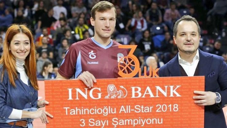3 sayı yarışmasını Brady Heslip kazandı
