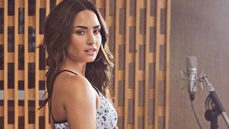 Demi Lovato hayranlarına Türkçe duyurdu