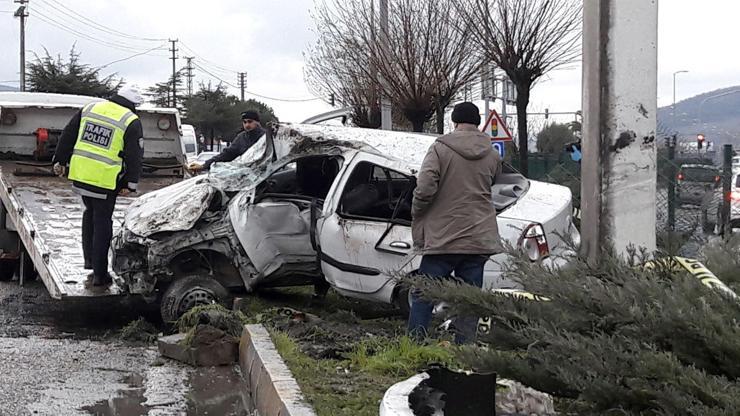Zonguldakta feci kaza Üst geçidin ayağına çarptı