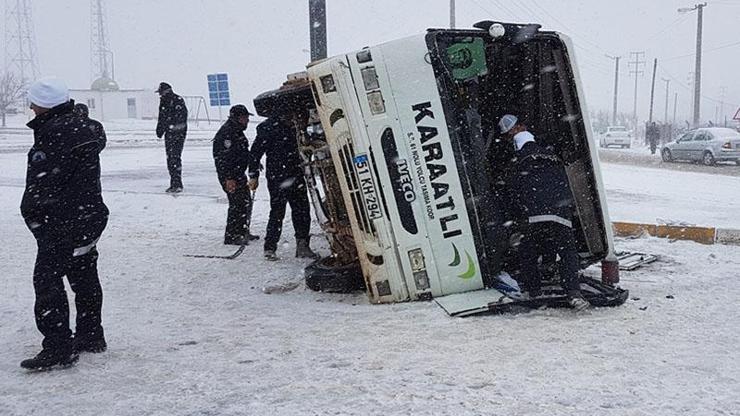 Niğdede yolcu midibüsü devrildi: 7 yaralı