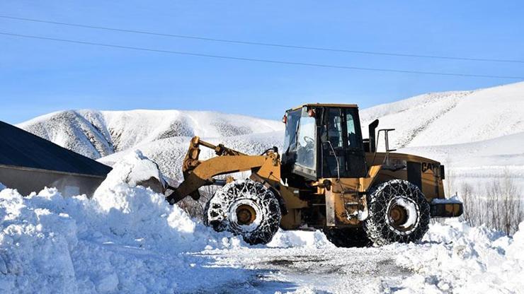 Kar kalınlığı 3 metre oldu: Yağmasa bile yol kapanıyor