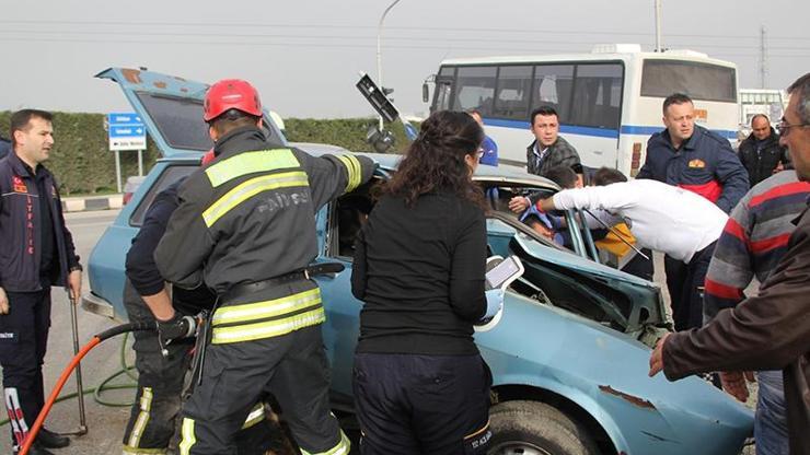 Manisada otomobil ile minibüs çarpıştı: 1 ölü, 2 yaralı