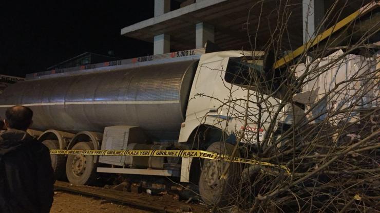 El frenini çekmeyi unuttuğu tanker inşaata çarptı