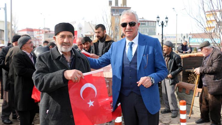 Kangalda 1071 adet Türk bayrağı dağıtıldı