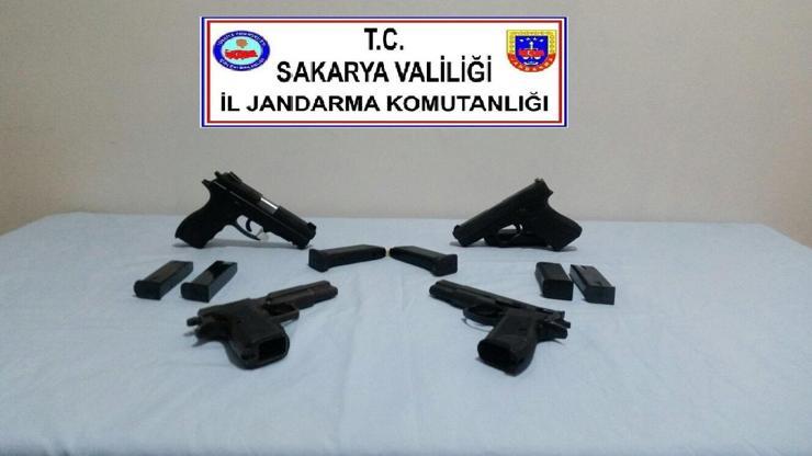 Jandarmanın dur ihtarına uymadı, aracından 4 silah çıktı