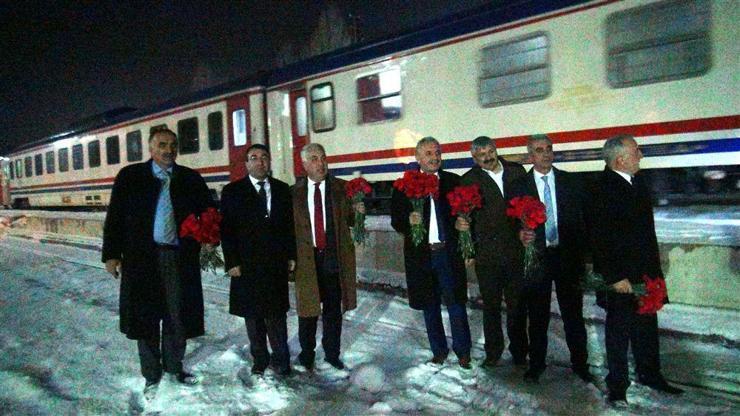 Doğu Ekspresi yolcularına Kars kaşarı ikramı