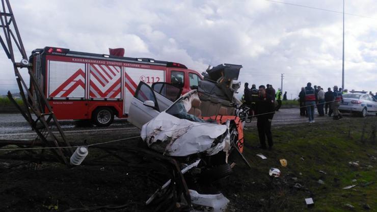 Pazarcıkta, otomobil kamyona çarptı: 1 ölü, 2 yaralı