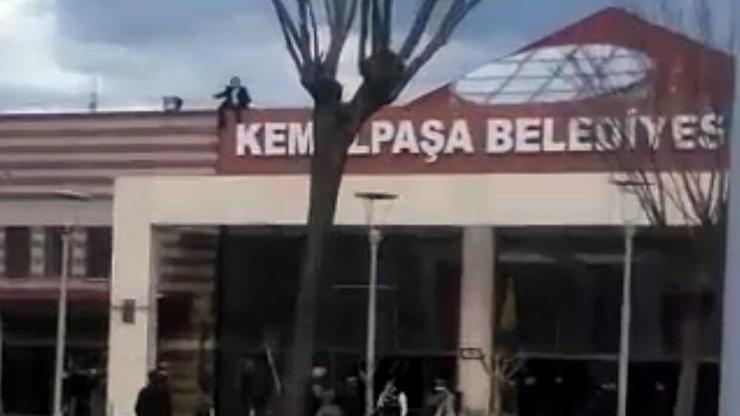 Belediye işçisi görev yeri değiştirilince çatıya çıktı