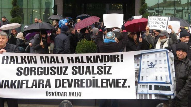 Üsküdar Belediyesi önünde vakıf protestosu