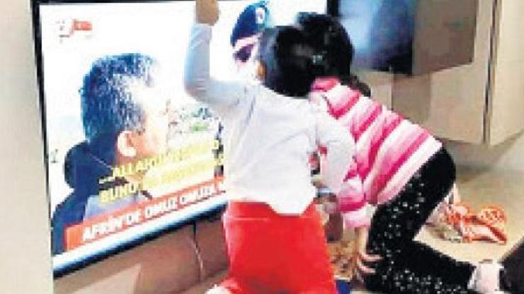 Afrindeki babalarını görünce televizyonu öptüler
