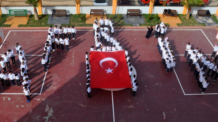 Reyhanlı’da, öğrencilerden Mehmetçiğe ‘Bayrak’ şiiri