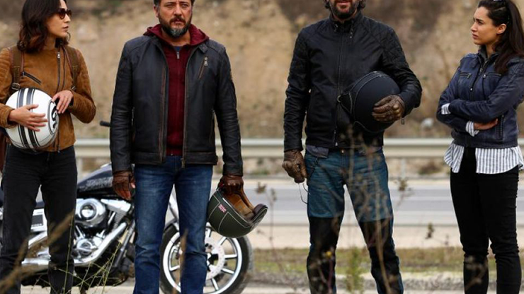 “Kaybedenler Kulübü Yolda” filminin galasında seviştiler