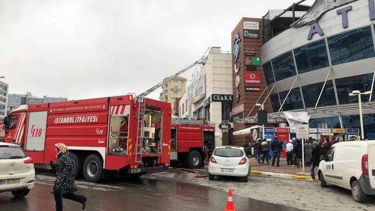 Pendikte AVMde yangın paniği