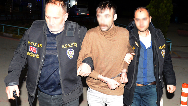 Arabasını park ederken av tüfeği ile öldürdü