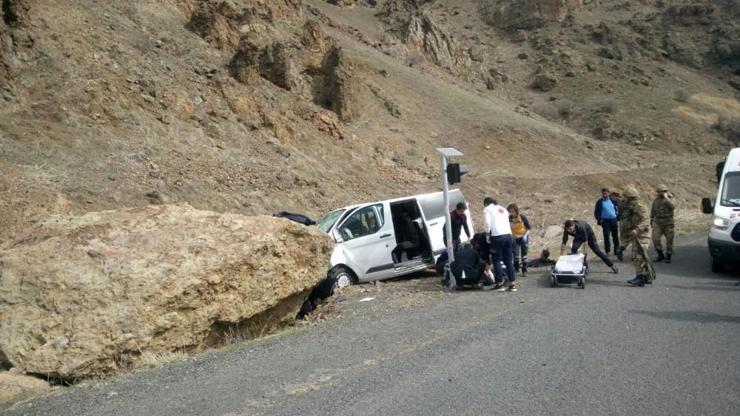 Cezaevi aracı kayaya çarptı: 5i asker 7 yaralı