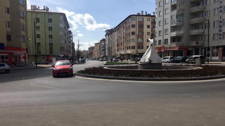 Aracını kavşağa park edip alışverişe gitti