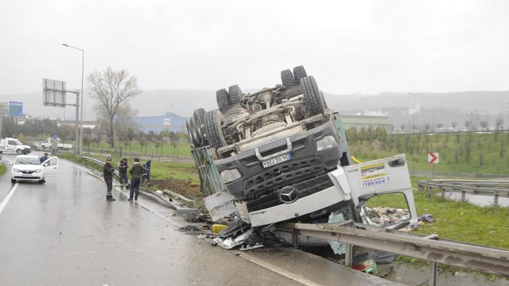 Ters dönen kamyonda sıkışan şoförü, itfaiye kurtardı