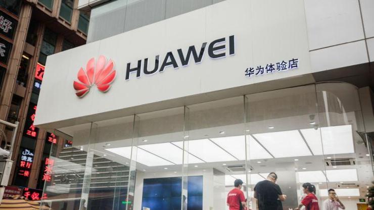 Huawei katlanabilir telefon modasına uydu