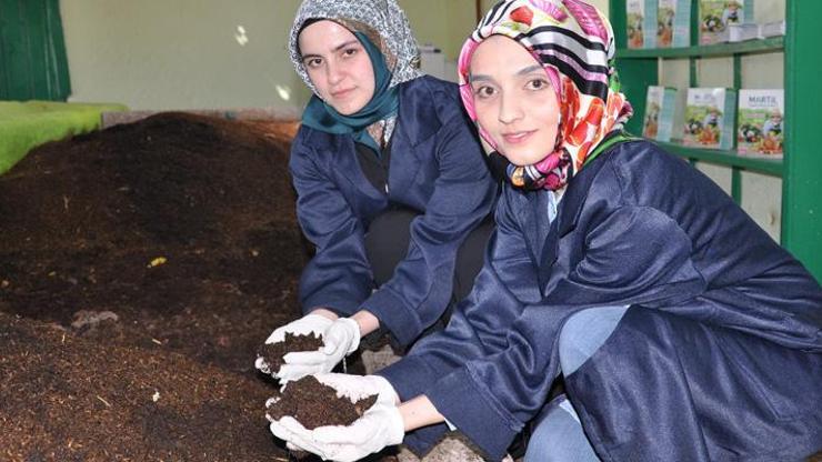 Bileziklerini satıp, organik solucan gübresi üretimine başladılar