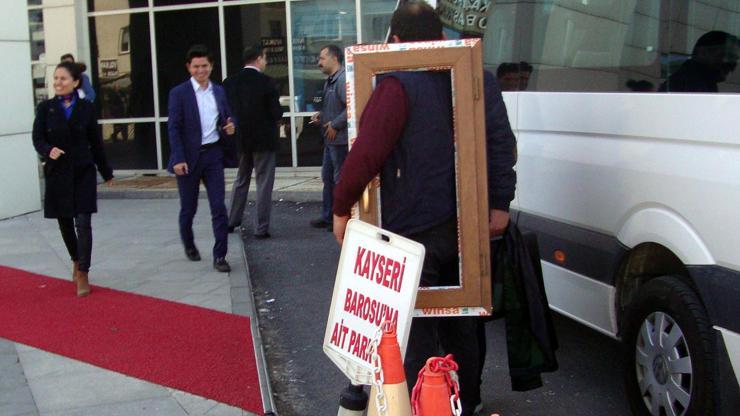 Cinayeti kanıtlamak için duruşmaya pencere kasası getirdiler