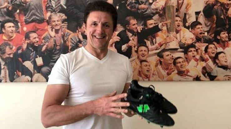 Popescu UEFA Kupası finalinde giydiği krampona satışa çıkardı