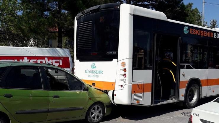 Belediye otobüsü ile otomobil çarpıştı