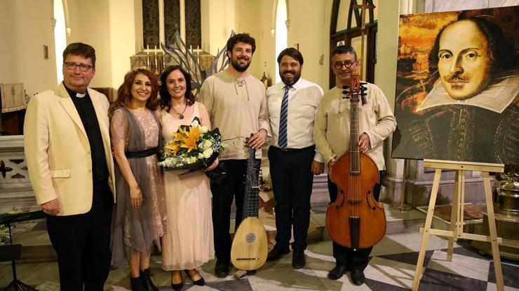 İzmirde kilisede Shakespeare anması