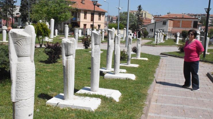 Yeniçerilerin restore edilen mezar taşları sergileniyor