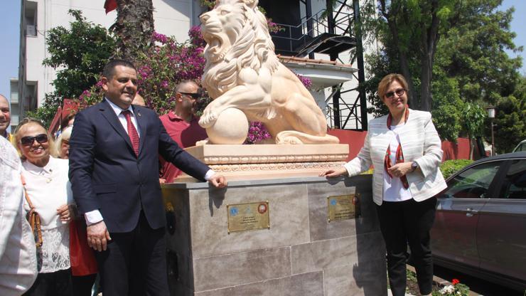 İzmire Lions aslan anıtı