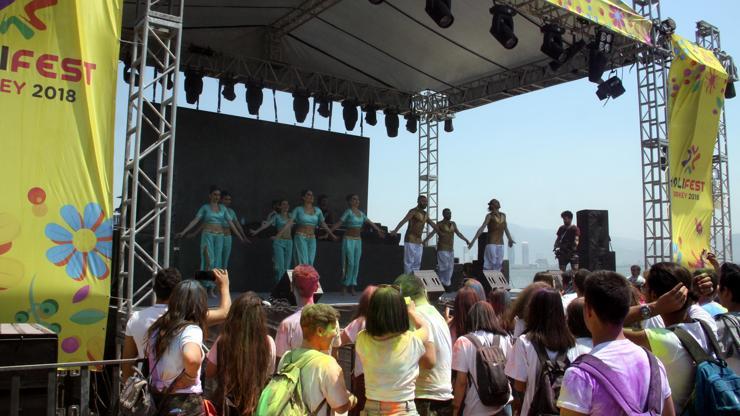 İzmirde düzenlenen Holifestte, gençler rengarenk oldu