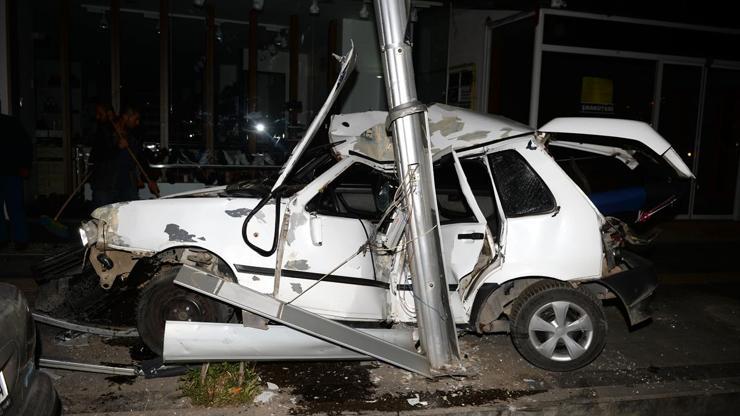 Otomobil aydınlatma direğine çarptı: 4 yaralı