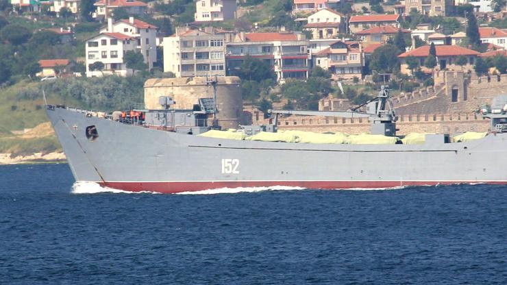 Rus çıkarma gemisi boğazdan geçti