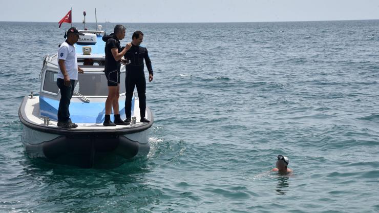 Boğulma tehlikesi geçirdiği sanıldı, yardım isteyenlere tepki gösterdi