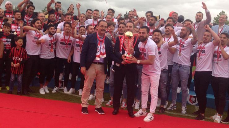 Şampiyon UTAŞ Uşakspor kupayı kaldırdı