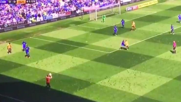 Cardiff maçında ilginç taç atışı