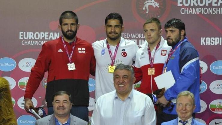 Serbest Güreş Milli Takımı yurda döndü