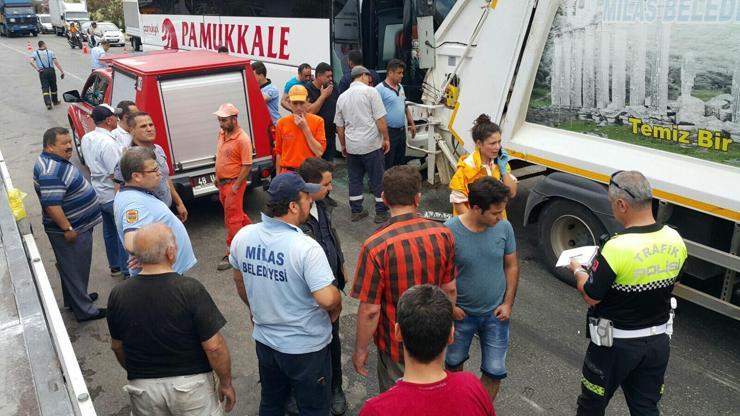 Yolcu otobüsü, ışıklarda çöp kamyonuna çarptı: 9 yaralı