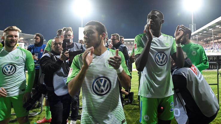 Wolfsburg Bundesligada kaldı