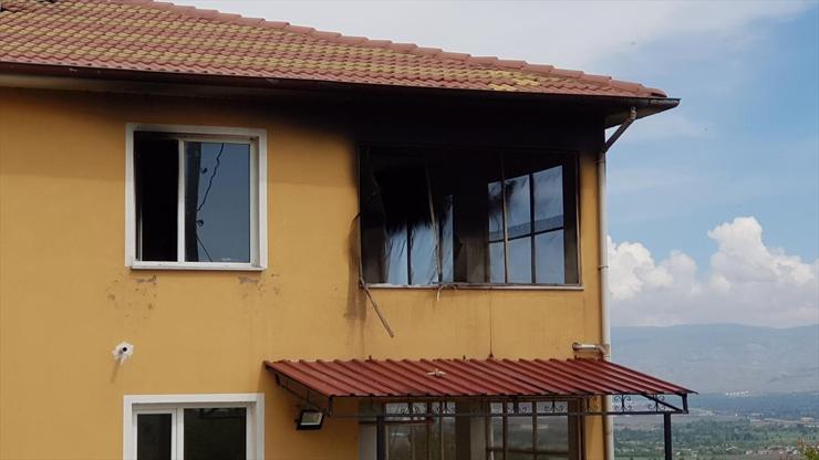 Sineği yakmak isterken evini yaktı