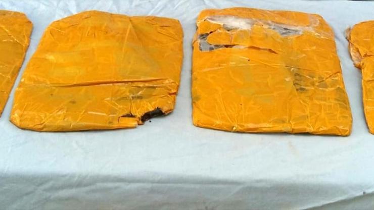 Kaçak göçmenlerin üzerinde esrar yakalandı