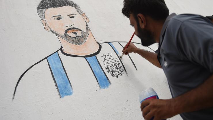 Karaçide Dünya Kupası için duvarlar futbolcu resimleriyle süslendi
