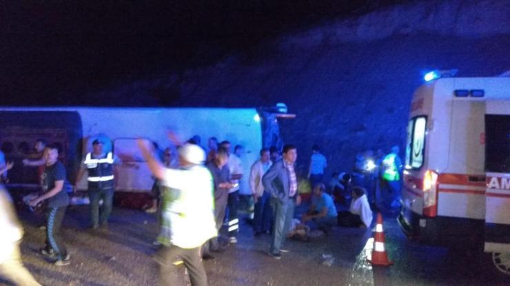 Son dakika... Yolcu otobüsü devrildi: 3 ölü, 40 yaralı