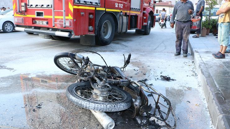 Yoğun trafik yüzünden motosikletini yaktı