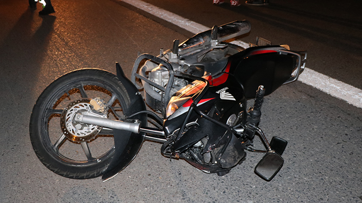 Motordan düştü, arkadan gelen aracın altında kaldı