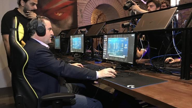 Bakan Bak League of Legends oynadı