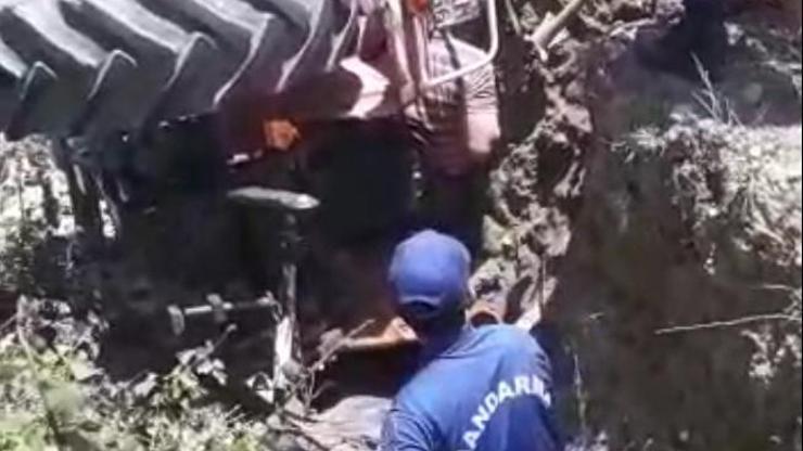 Traktörle toprak arasında sıkışan sürücü kazma ve kürekle kurtarıldı