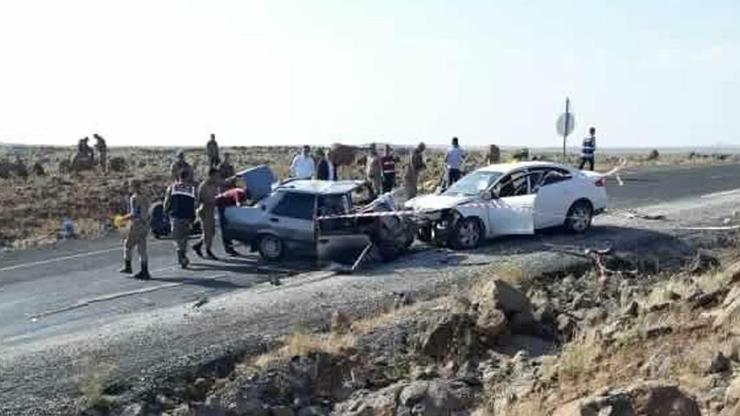 İki otomobil çarpıştı: 3 ölü, 2 yaralı