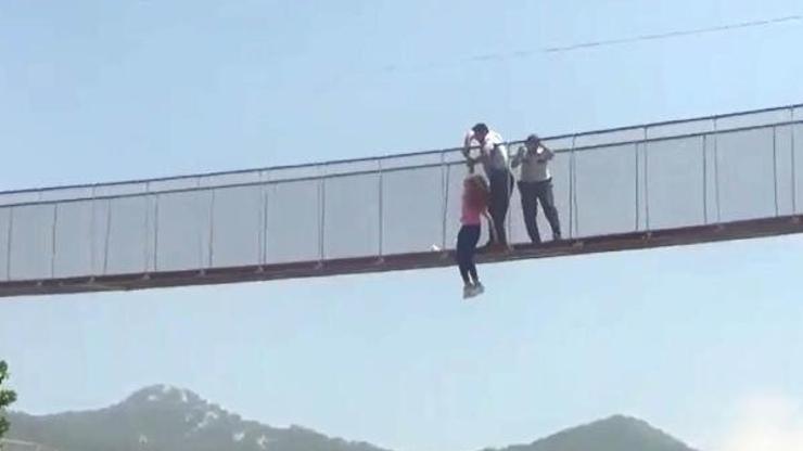 Köprüden atlayan genç kadını, polis havada yakaladı