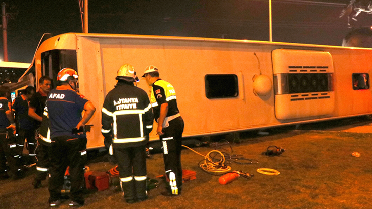 TIR ile çarpışan otobüs devrildi